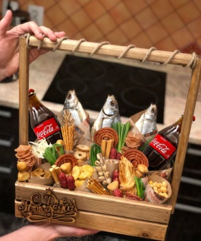 Съедобный букет в деревянном ящике со снеками